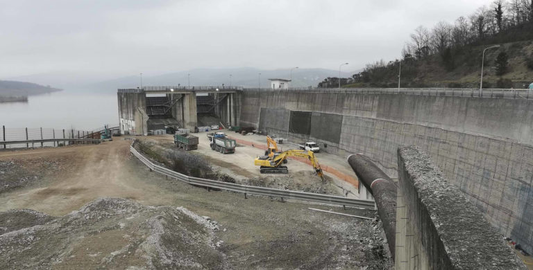 Scopri di più sull'articolo Interventi di ripristino delle strutture cementizie dello scarico di superficie della Diga di Montedoglio sul fiume Tevere